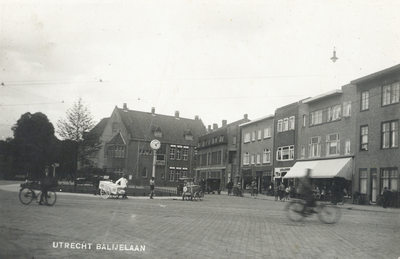 84 Gezicht in de Balijelaan te Utrecht met rechts op de achtergrond de Dr. de Visserschool (Vondellaan 32).